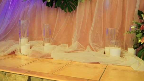 Kerzen Mit Blumen Auf Dem Festlichen Tisch — Stockvideo