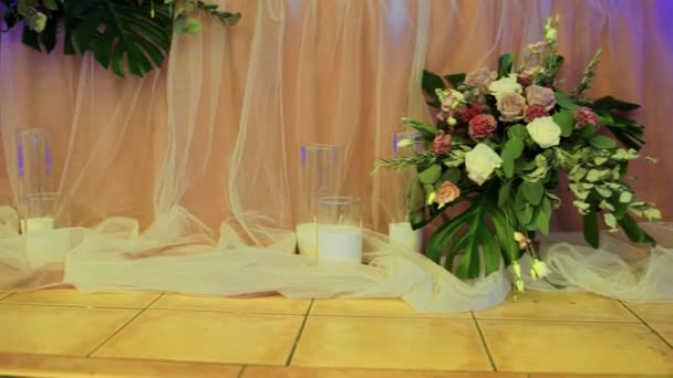 Kaarsen Met Bloemen Feestelijke Tafel — Stockvideo