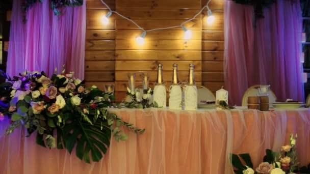 Hochzeitstisch Für Brautpaare Restaurant — Stockvideo