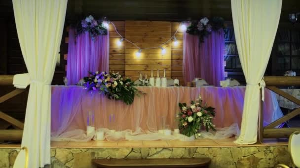 Hochzeitstisch Für Brautpaare Restaurant — Stockvideo