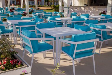 bir açık hava restoranı masası ve sandalyeleri