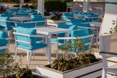 bir açık hava restoranı masası ve sandalyeleri