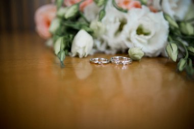 Düğün yüzükleri ve güzel bir gelin buketi