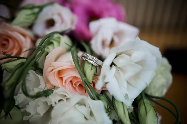 Wedding Rings Beautiful Bridal Bouquet — Stock Photo, Image