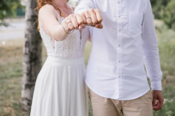 Νύφη Και Γαμπρός Δείχνουν Δαχτυλίδια Στα Χέρια Τους — Φωτογραφία Αρχείου