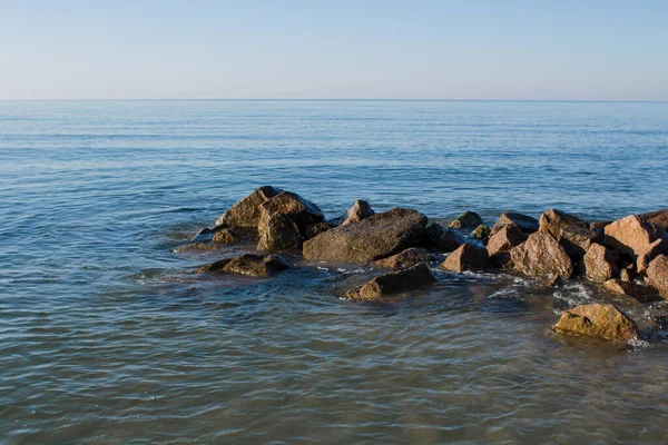 海岸の水の中の石は — ストック写真