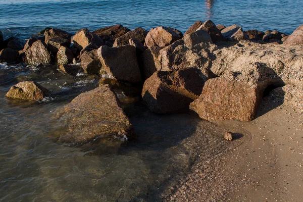 海滨水面上的一块石头 — 图库照片