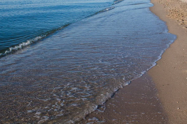 Ondas Mar Uma Costa Arenosa Tarde — Fotografia de Stock