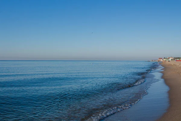 Ondas Mar Uma Costa Arenosa Tarde — Fotografia de Stock