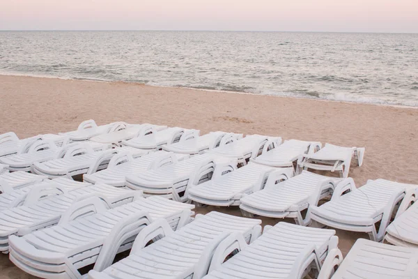 Wiele Leżaków Wieczorem Plaży — Zdjęcie stockowe
