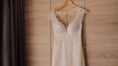Nedime gelinliği gardıropta asılı.