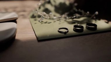 Tahta masada altın alyanslar.