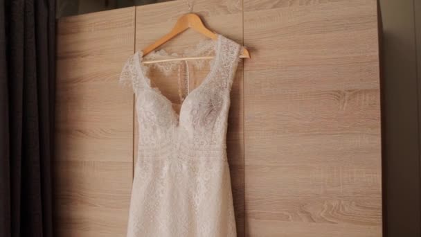 Vestido Novia Dama Honor Colgando Armario — Vídeos de Stock