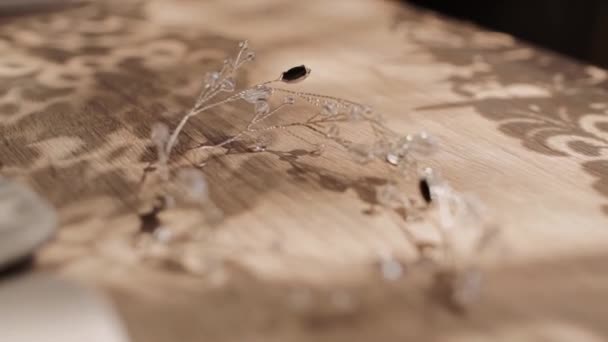木製のテーブルの上の髪型の装飾 — ストック動画