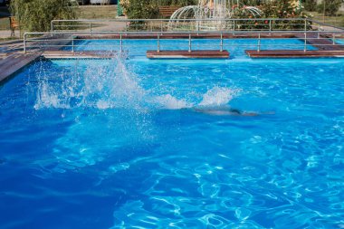 Mavi suyla karışık yüzme havuzu