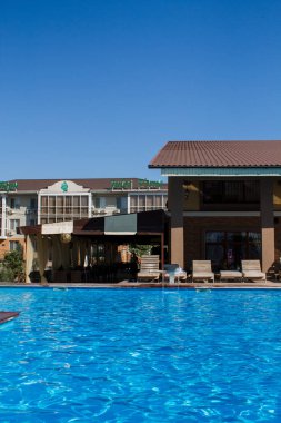 Mavi suyla karışık yüzme havuzu