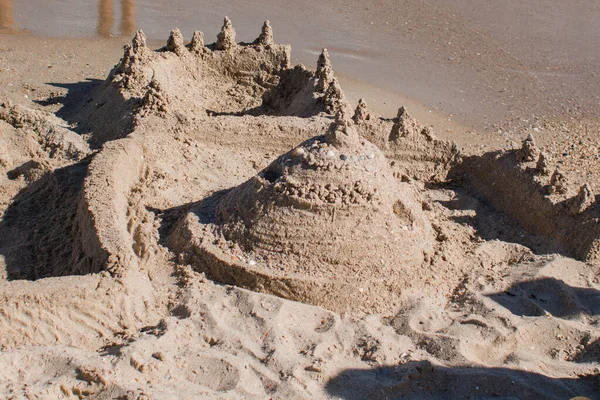 Κάστρο Άμμου Στην Παραλία Κοντά Στη Θάλασσα — Φωτογραφία Αρχείου