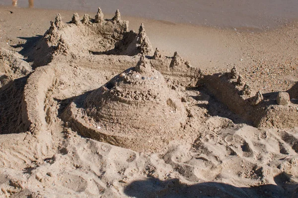 Κάστρο Άμμου Στην Παραλία Κοντά Στη Θάλασσα — Φωτογραφία Αρχείου