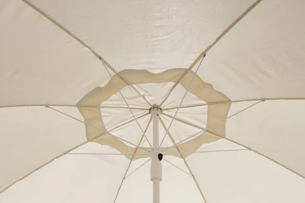 Ein Sonnenschirm Gegen Den Blauen Himmel — Stockfoto