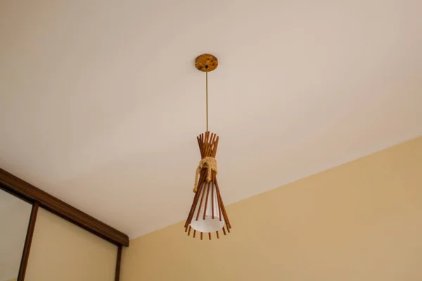 Una Hermosa Lámpara Araña Madera Techo — Foto de Stock