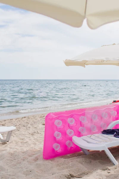 Розовый Надувной Матрас Берегу Моря — стоковое фото