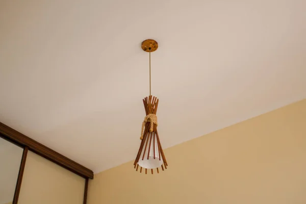 Bellissimo Lampadario Legno Sul Soffitto — Foto Stock