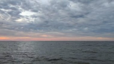 Martılarla kaplı deniz manzarası ve bulutlarda gökyüzü