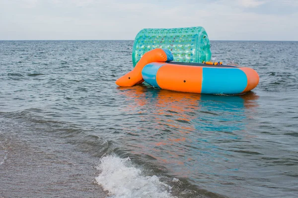 Trampolína Vodě Moři — Stock fotografie