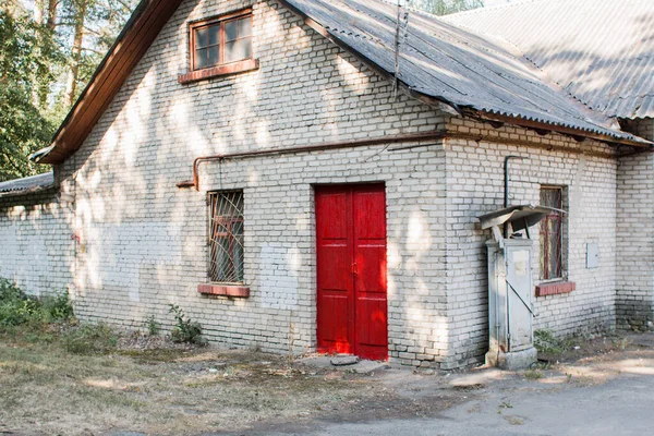Ένα Παλιό Σπίτι Από Τούβλα Κόκκινη Πόρτα — Φωτογραφία Αρχείου