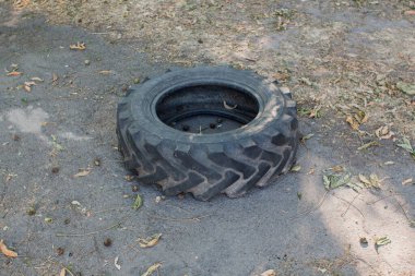 Traktörün yerde bıraktığı büyük lastik.