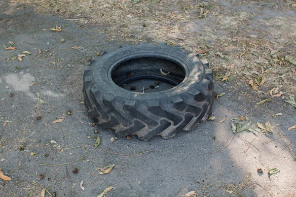 Enorma Däck Från Traktorn Marken — Stockfoto