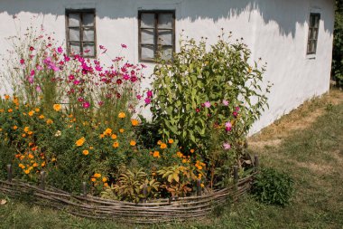 Slav evindeki eski ahşap bir pencere.