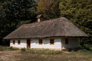 Sazdan çatılı beyaz bir Slav evi.