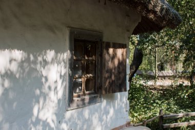 Slav evindeki eski ahşap bir pencere.