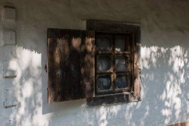 Slav evindeki eski ahşap bir pencere.