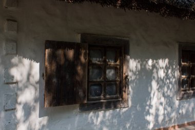 Slav evindeki eski ahşap bir pencere.
