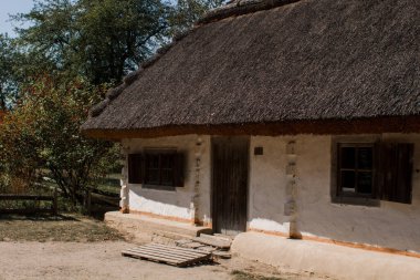 Sazdan çatılı beyaz bir Slav evi.