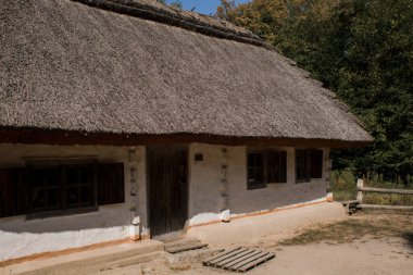 Sazdan çatılı beyaz bir Slav evi.