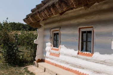 Sazdan çatılı beyaz bir Slav evi.