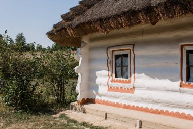 Sazdan çatılı beyaz bir Slav evi.