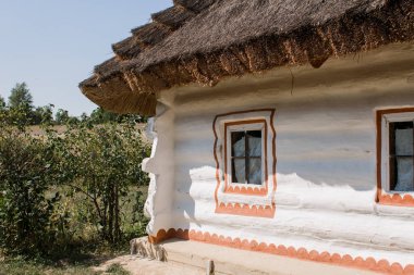 Sazdan çatılı beyaz bir Slav evi.