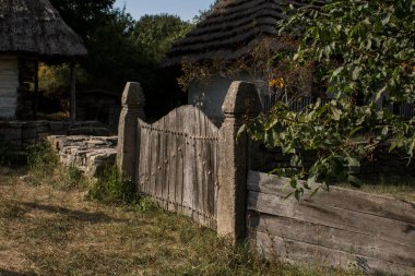 Kalesi olan eski bir ahşap çit