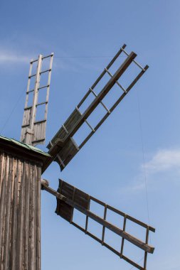 Yazın tarlada eski ahşap değirmeni