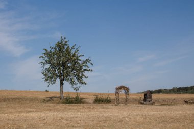 Düğün için tarlada bir kemer.