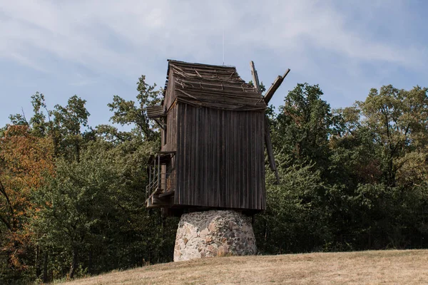 Stary Drewniany Młyn Polu Lecie — Zdjęcie stockowe