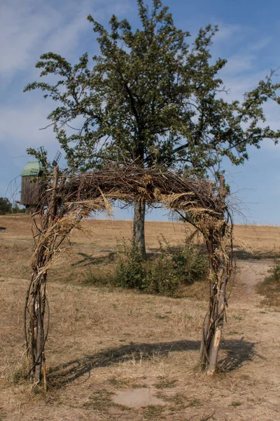 Een Boog Voor Huwelijksceremonie Het Veld — Stockfoto