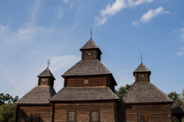 Köyde eski bir ahşap kilise.