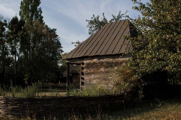 Παλιό Ξύλινο Σπίτι Ξύλινη Στέγη Στο Χωριό — Φωτογραφία Αρχείου