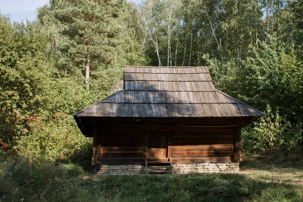 Köyde ahşap çatılı eski ahşap bir ev