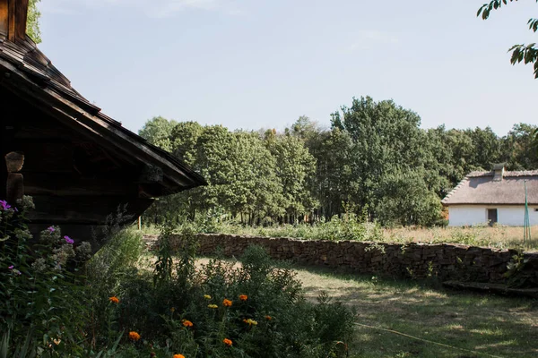 Köyde Eski Bir Ahşap Çit — Stok fotoğraf